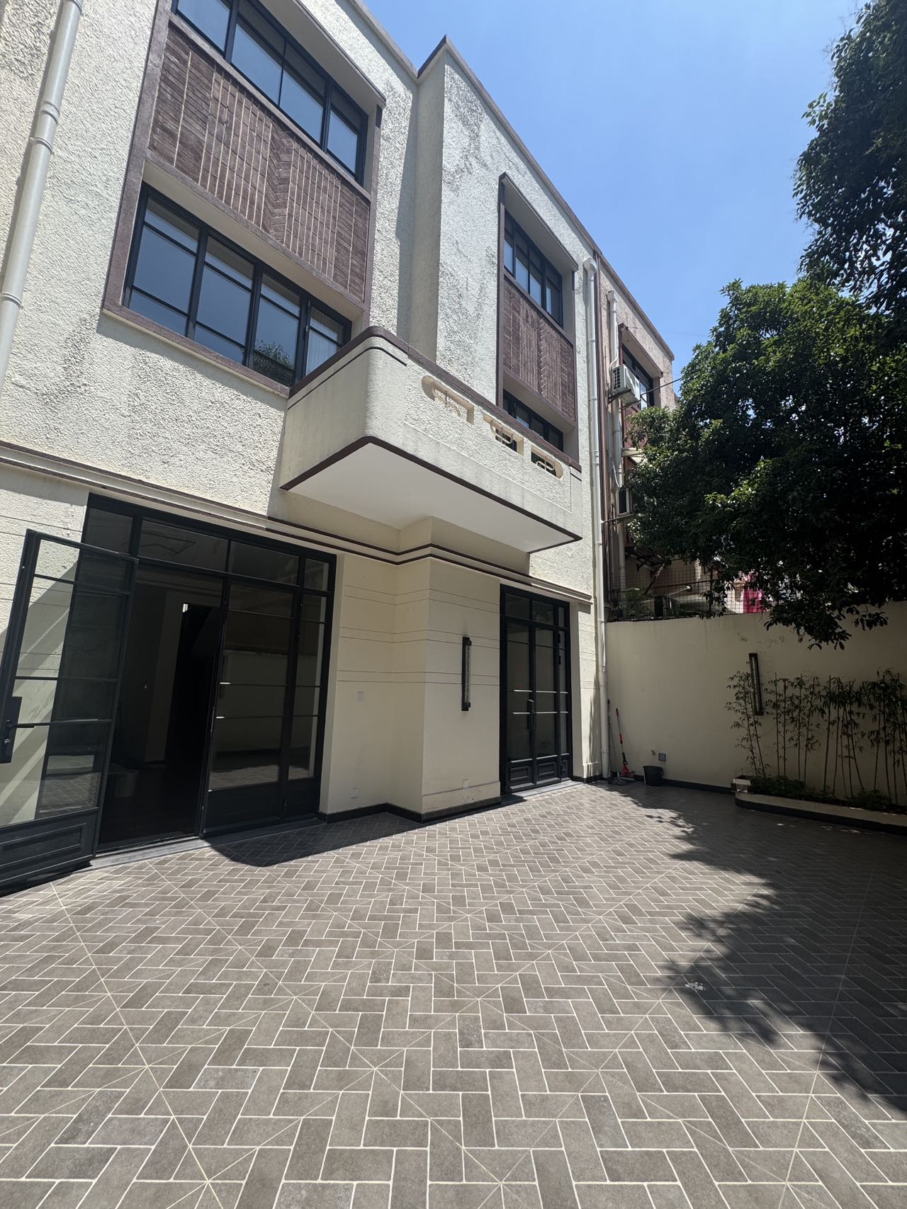 南汇路毗邻恒隆广场整栋双开间新里