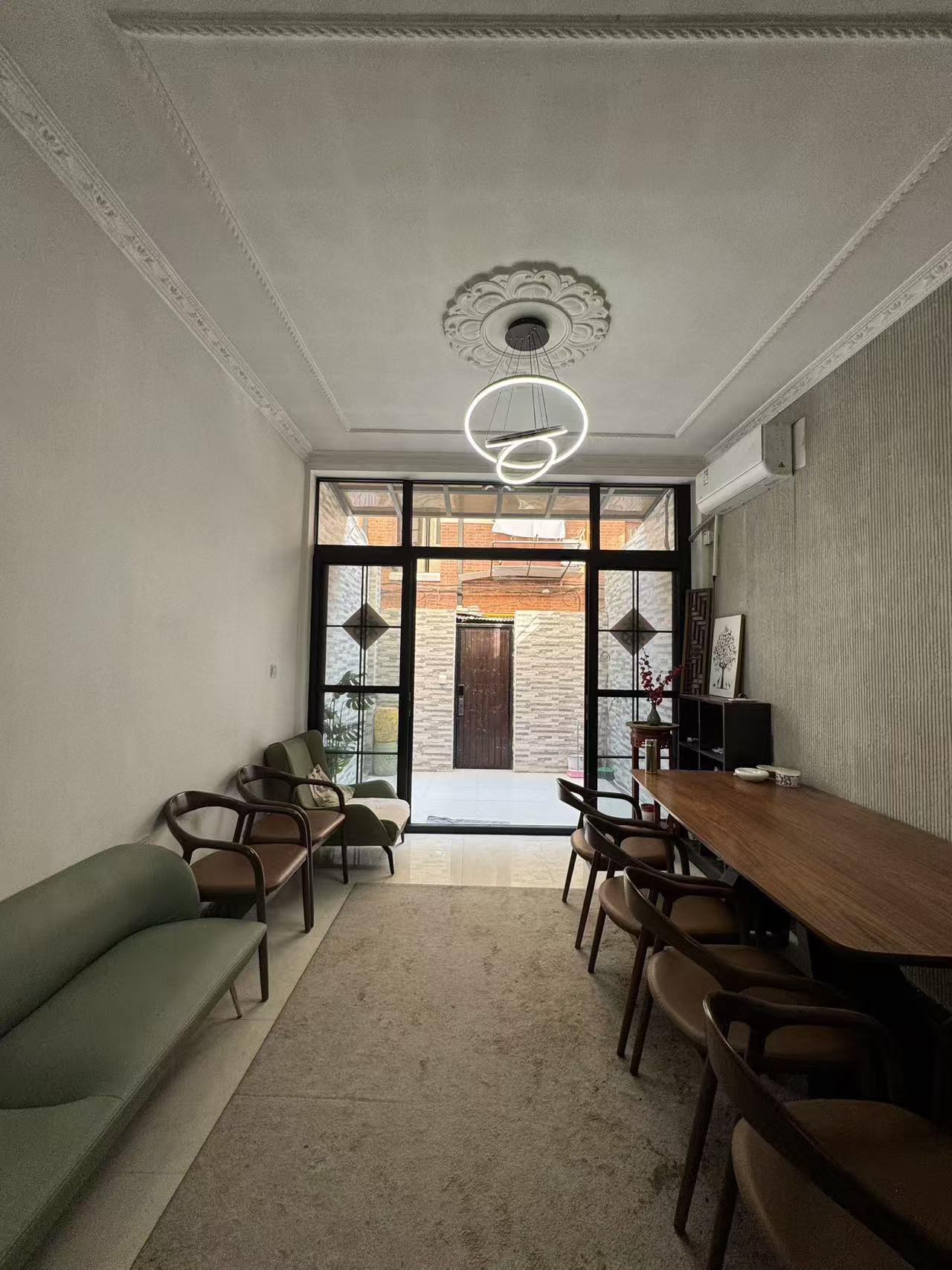 襄阳南路整栋产权新式里弄  有天有地，靠近淮海中路环茂