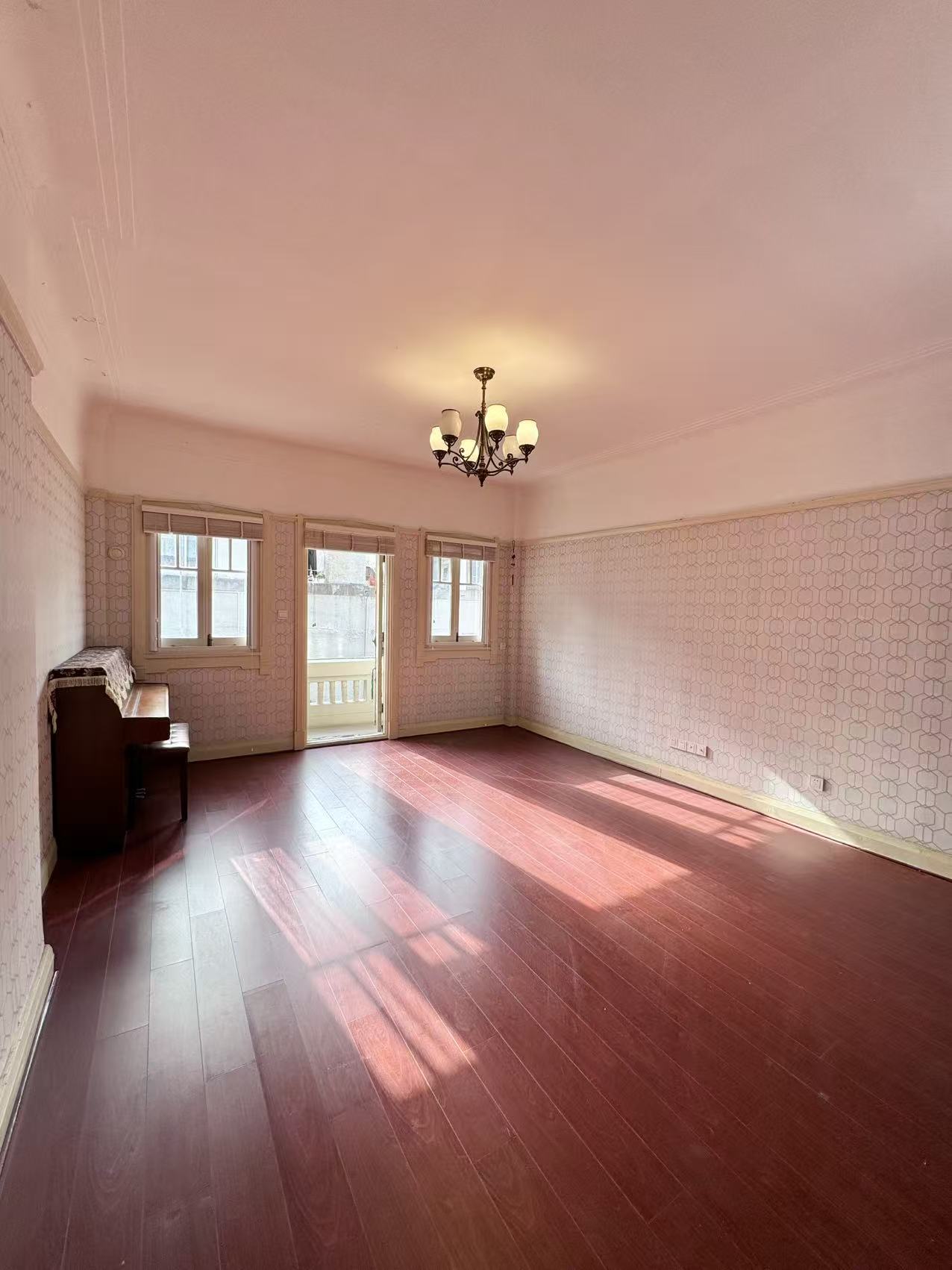 静安寺商圈    愚谷村三楼整层一门关，带阳台